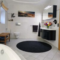 Das Bad im Erdgeschoss mit Eck-Wanne und Dusche