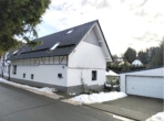 Hausansicht von der Straße, inkl. Garage - ENTSPANNT IM GRÜNEN+Einfamilienhaus mit Einliegerwohnung in Dietersdorf im Harz