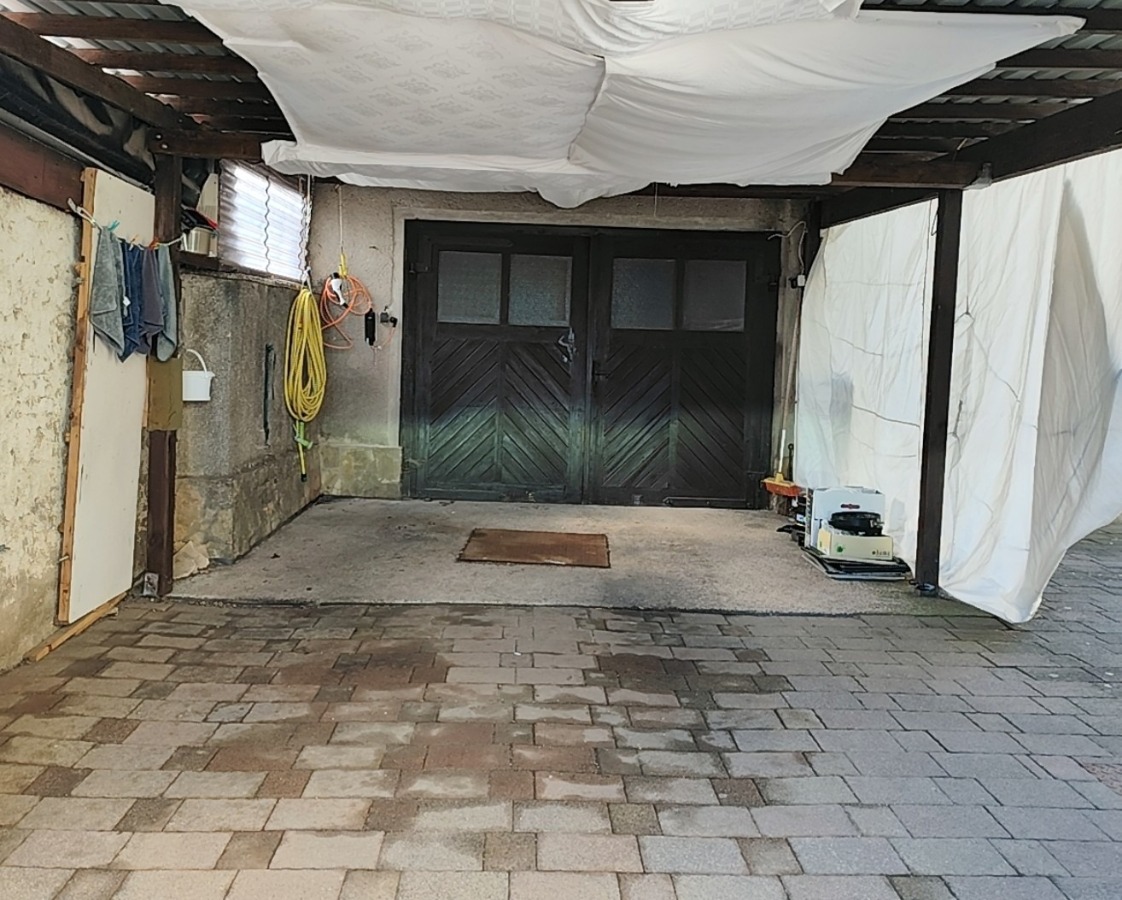 Carport und Zufahrt zur Garage