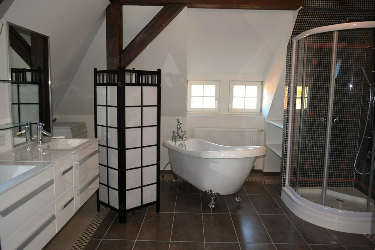 Die Maisonette Wohnung im Dachgeschoss, mit freistehender Badewanne
