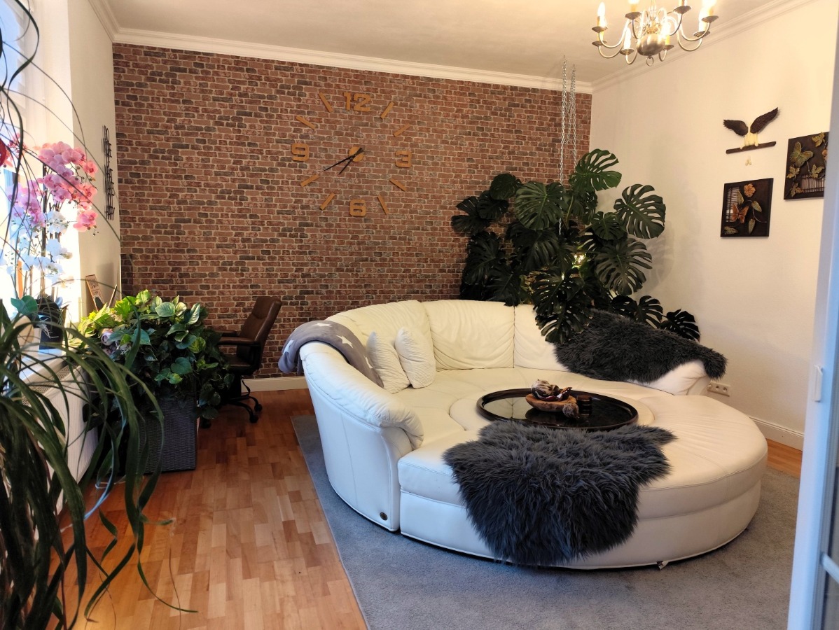 Das Wohnzimmer der Wohnung im Obergeschoss