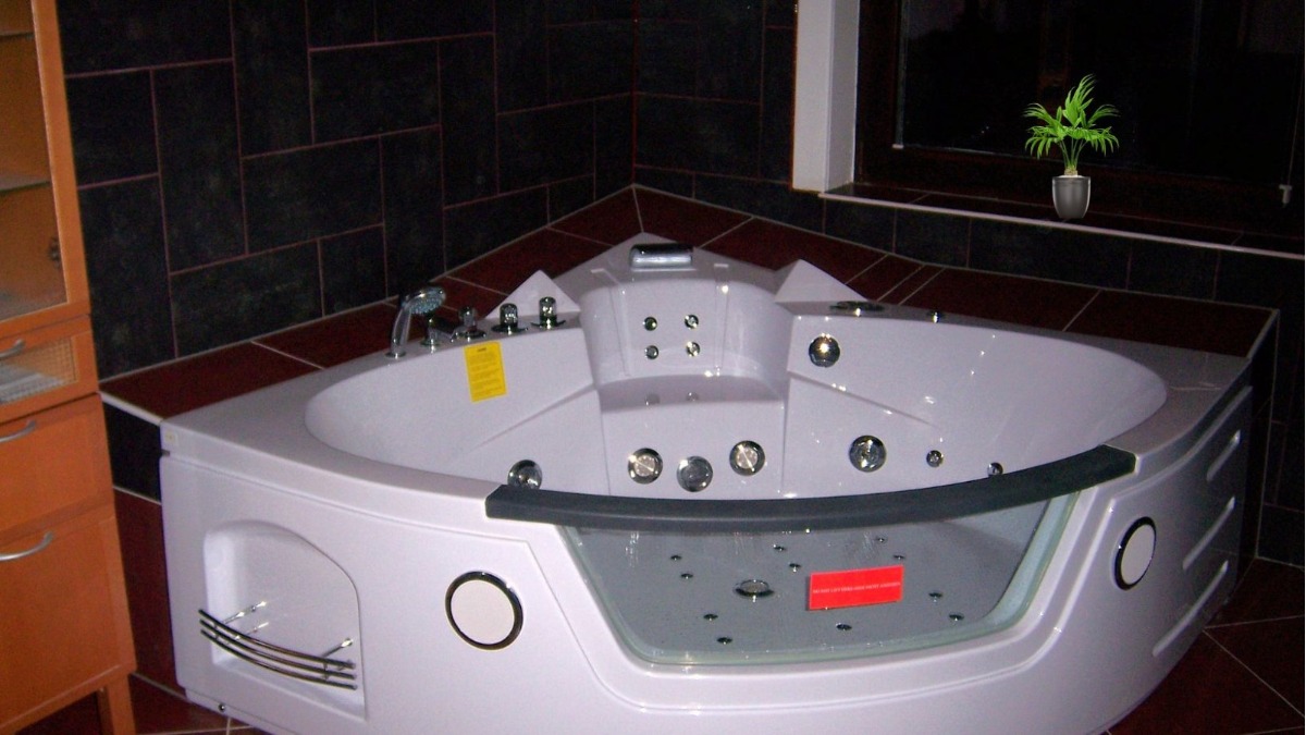 Ausstattung mit Whirlpoolbadewanne (Detailaufnahme)